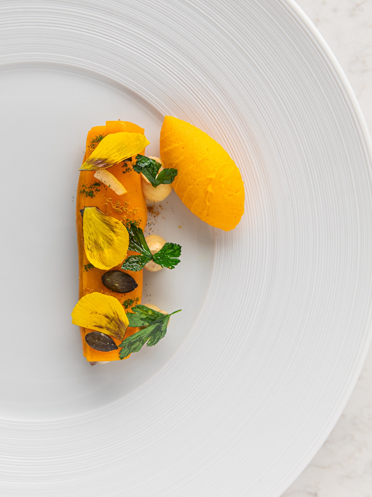 Ricciola marinata in vinaigrette al peperoncino gelato di zucca e limone arrosto