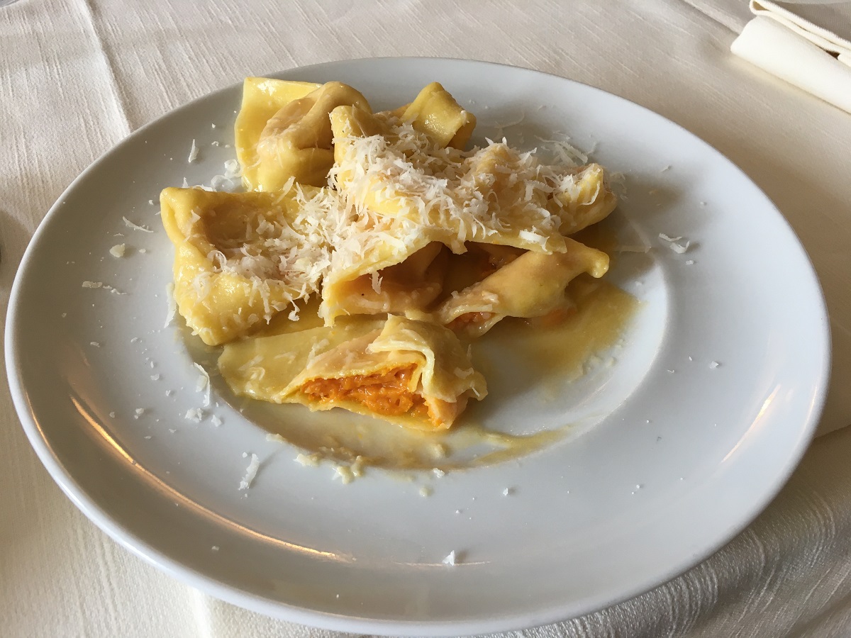 Tortelli di zucca violinaAmaretto di Saronno e formaggio di fossa